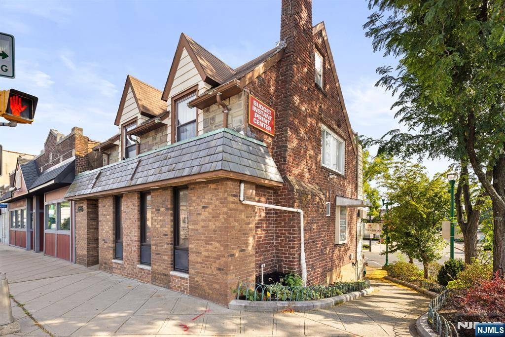 Teaneck, NJ 07666,426 Cedar LN