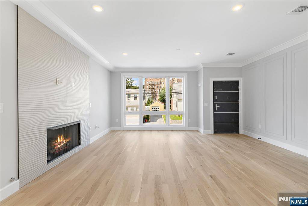 Cliffside Park, NJ 07010,362 Lafayette AVE #A