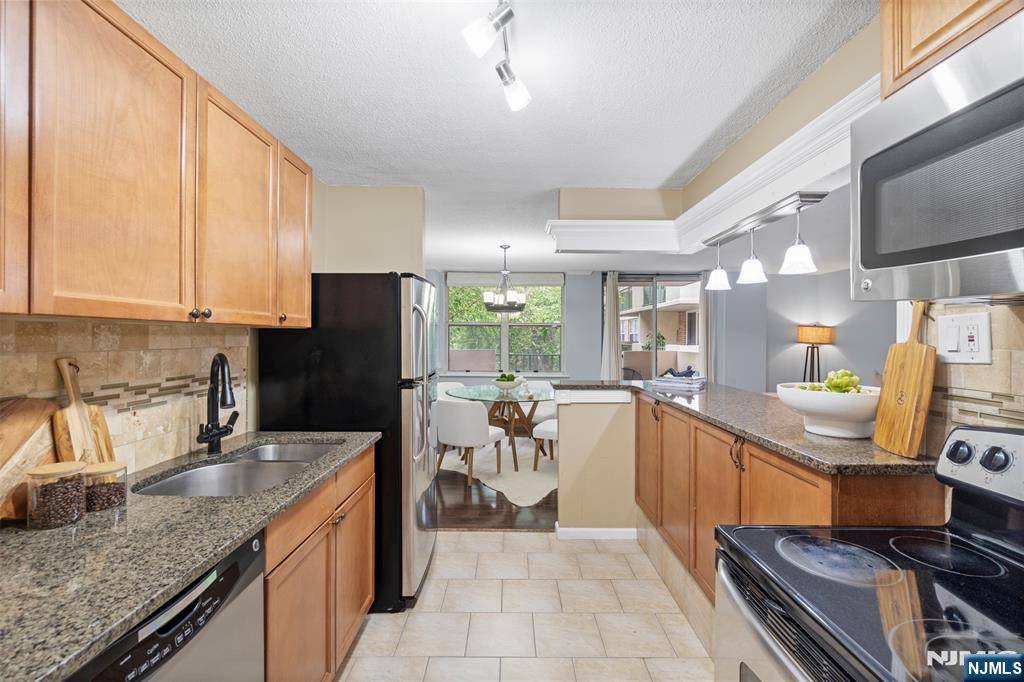 Edgewater, NJ 07020,100 Grand Cove WAY #3F