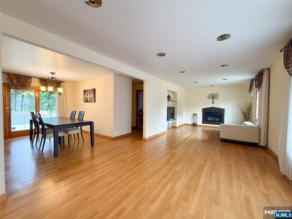Fair Lawn, NJ 07410,39-05 Knott TER