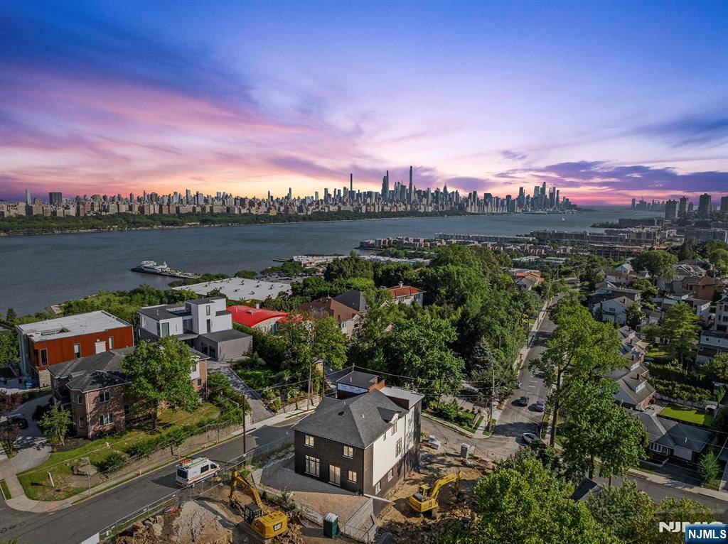 Cliffside Park, NJ 07010,61 Edgewater RD