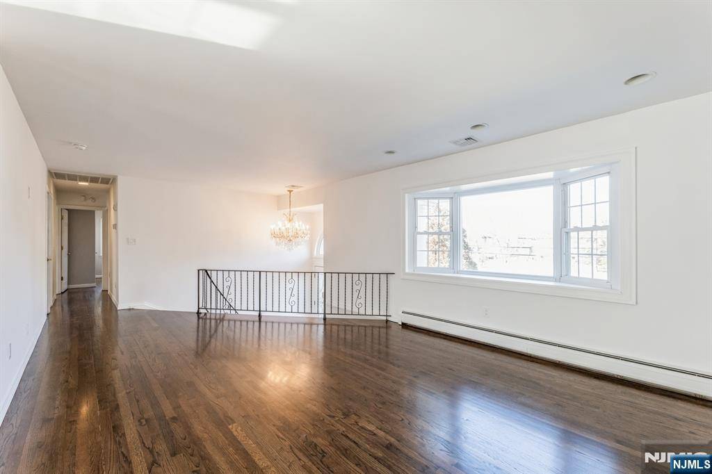 Franklin Lakes, NJ 07417,562 Franklin AVE