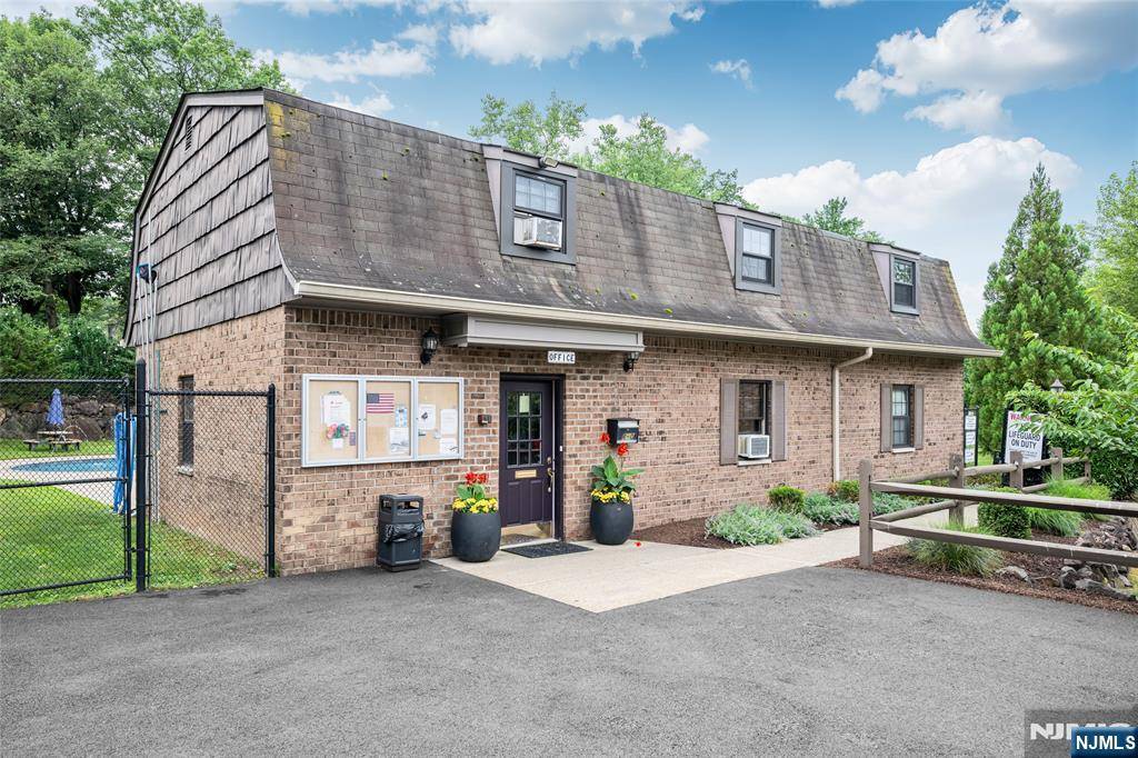 Little Falls, NJ 07424,181 Long Hill #J-9