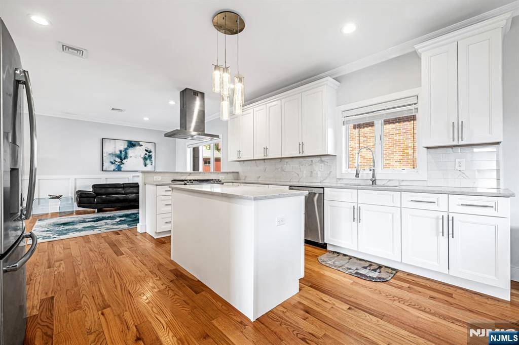 Palisades Park, NJ 07650,275B 14th