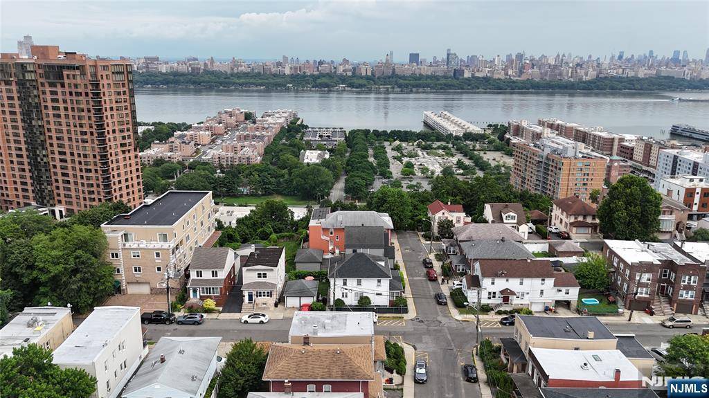 Cliffside Park, NJ 07010,17 Laird PL