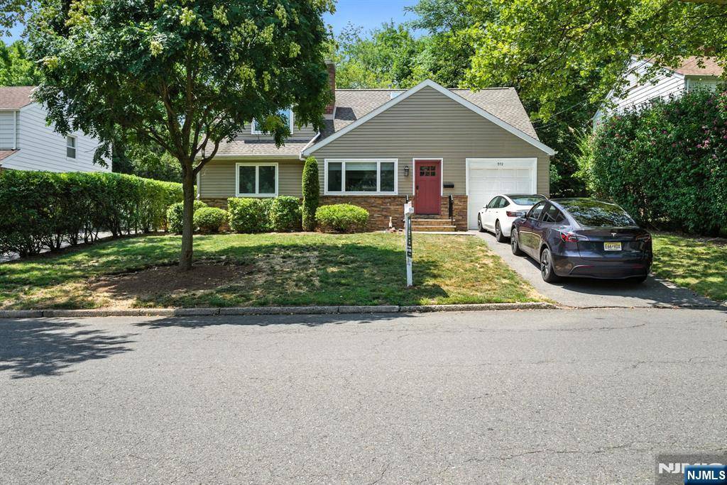 Teaneck, NJ 07666,972 E Lawn DR