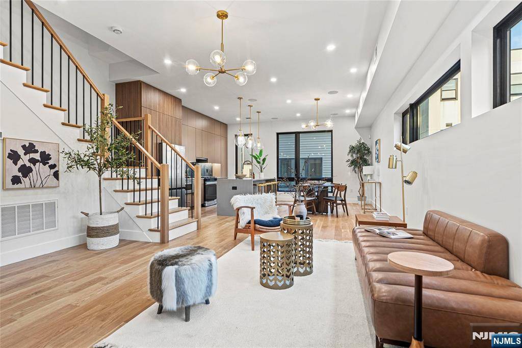 Jersey City, NJ 07307,32 Hancock AVE #3