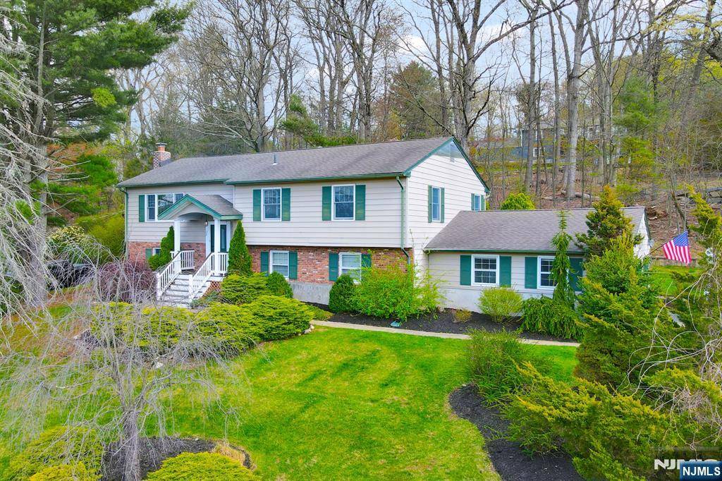 West Milford, NJ 07480,28 Bisset DR