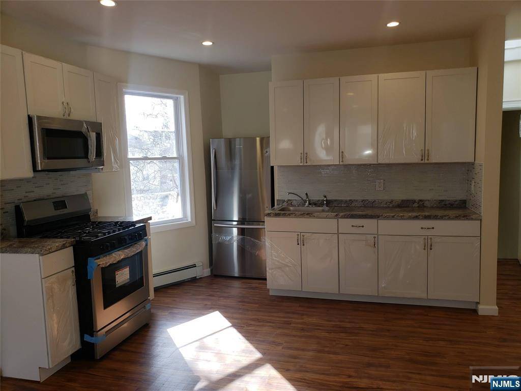 Teaneck, NJ 07666,118 Fort Lee RD