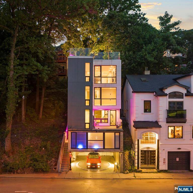 Edgewater, NJ 07020,1076 River RD