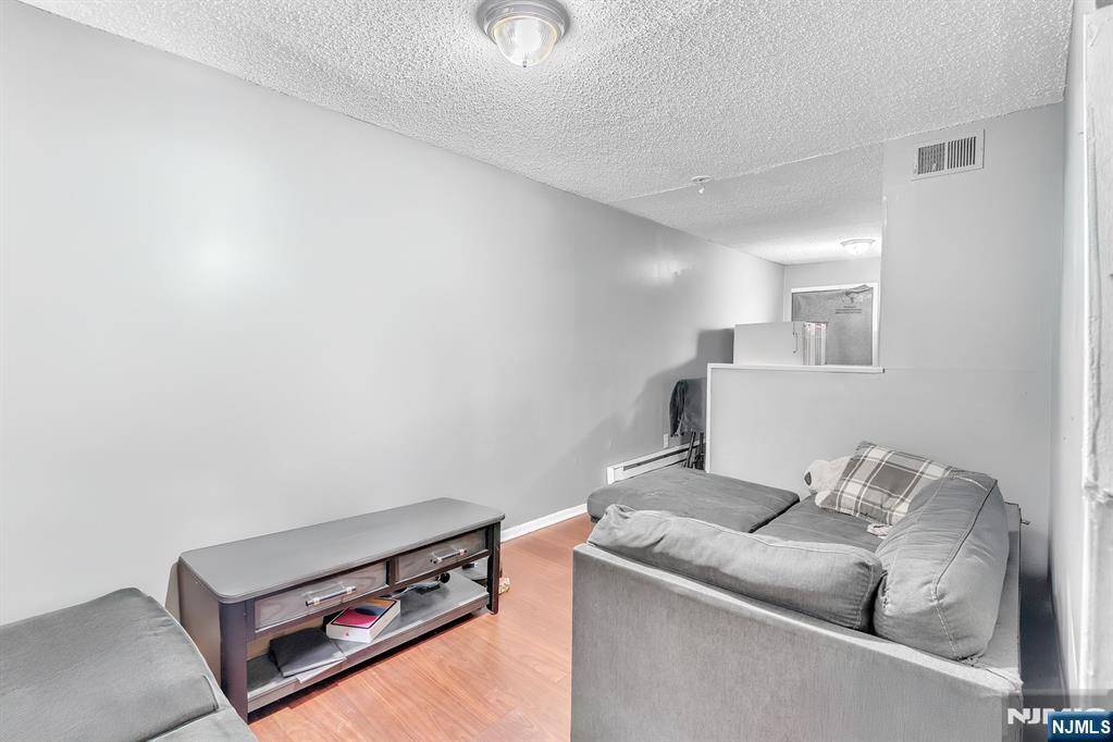 Newark, NJ 07104,121 Highland AVE