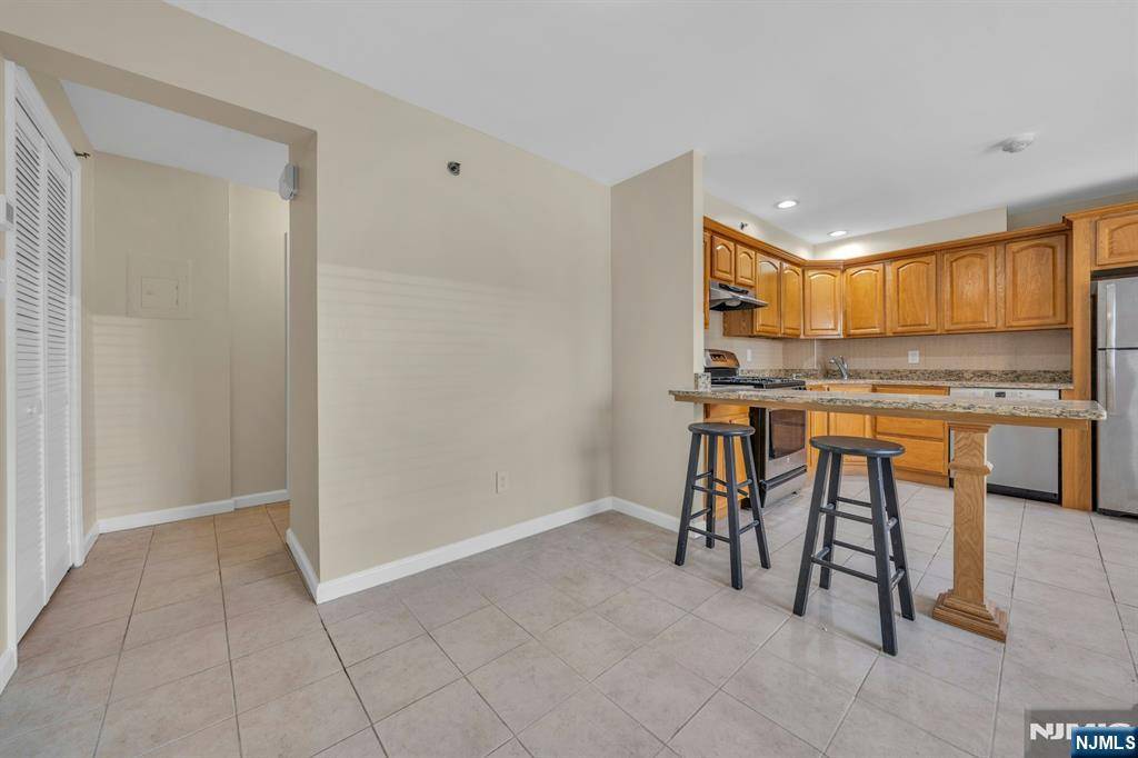 Jersey City, NJ 07302,179 Newark AVE #2