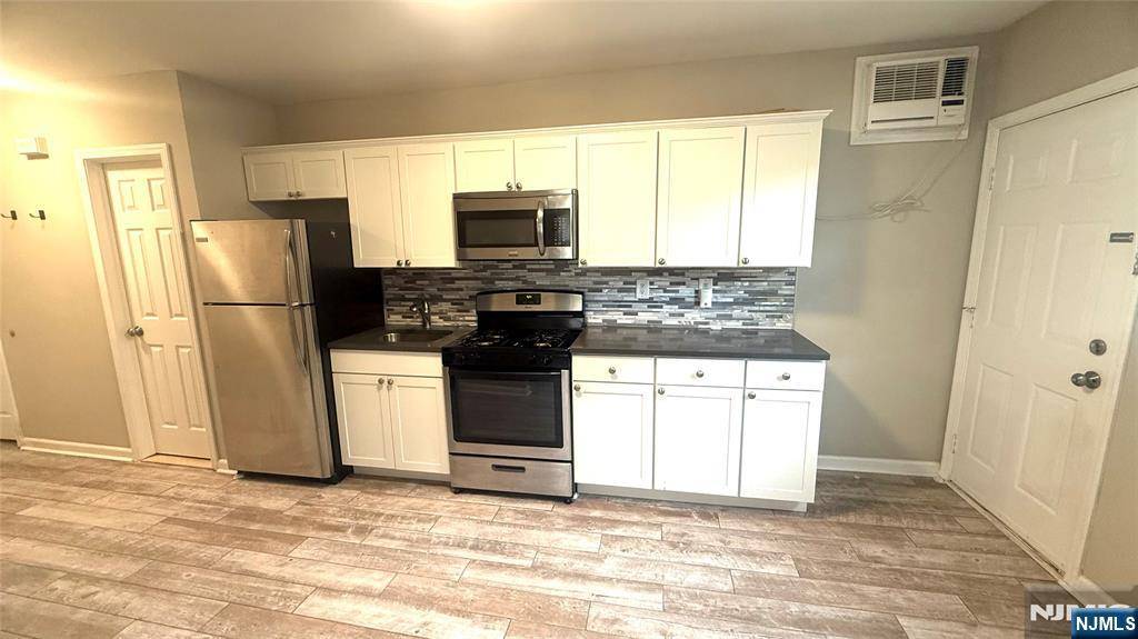 East Rutherford, NJ 07073,122 Clinton PL #1