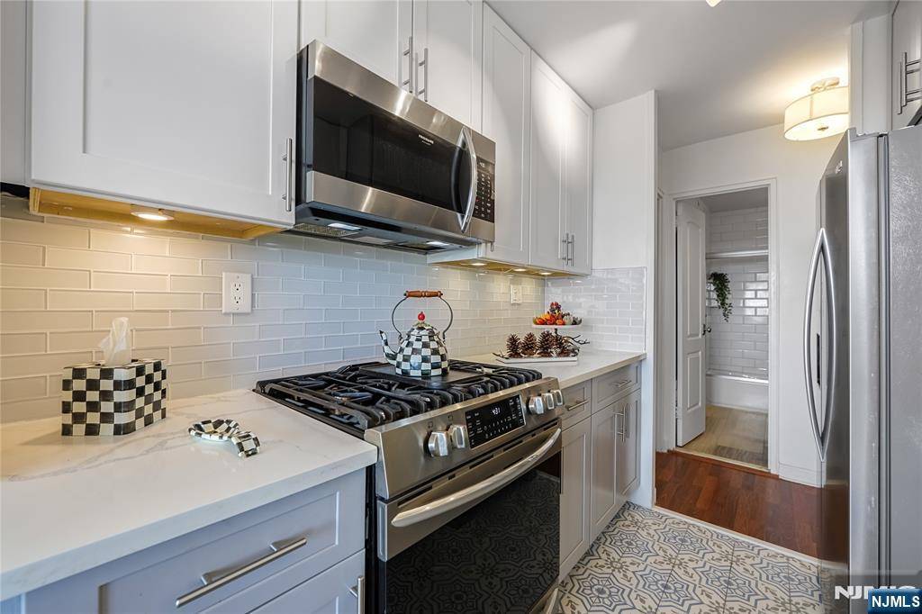 Fort Lee, NJ 07024,2077 Center AVE #19C