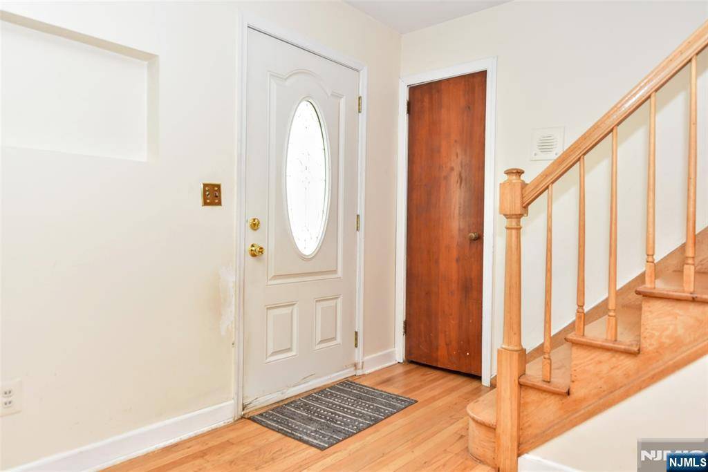 Waldwick, NJ 07463,130 Manhattan AVE