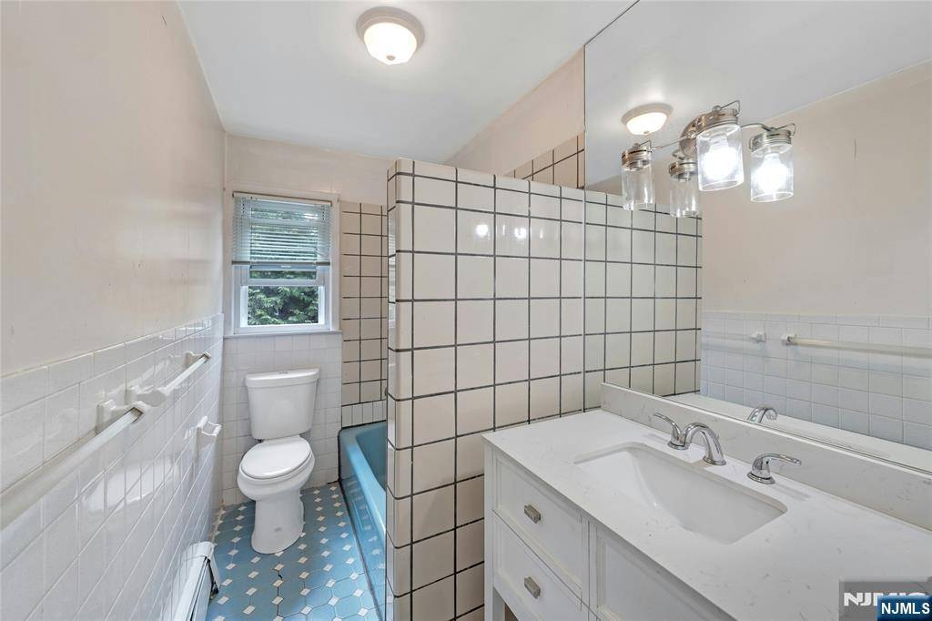 Cresskill, NJ 07626,106 Hillside AVE
