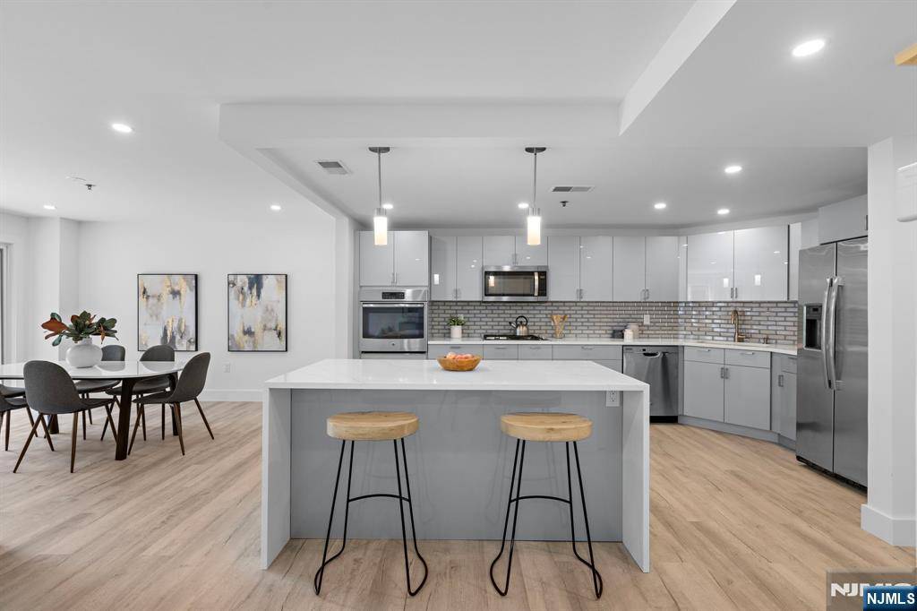 Edgewater, NJ 07020,302 Smith CT