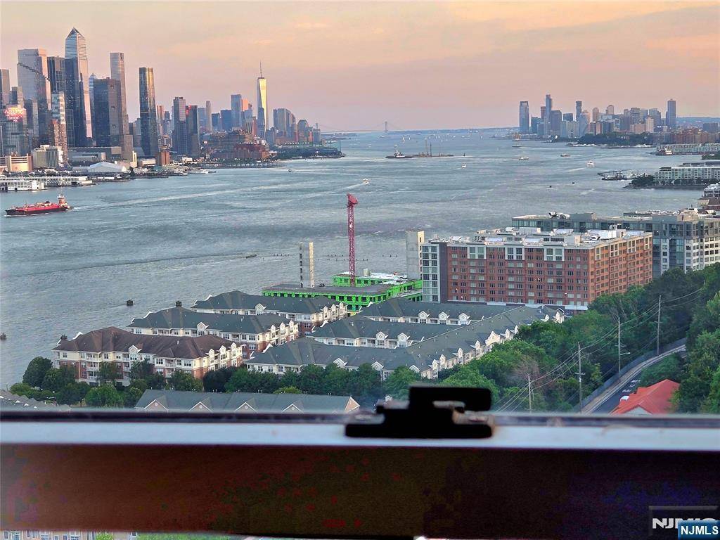 West New York, NJ 07093,6600 Boulevard East #15D