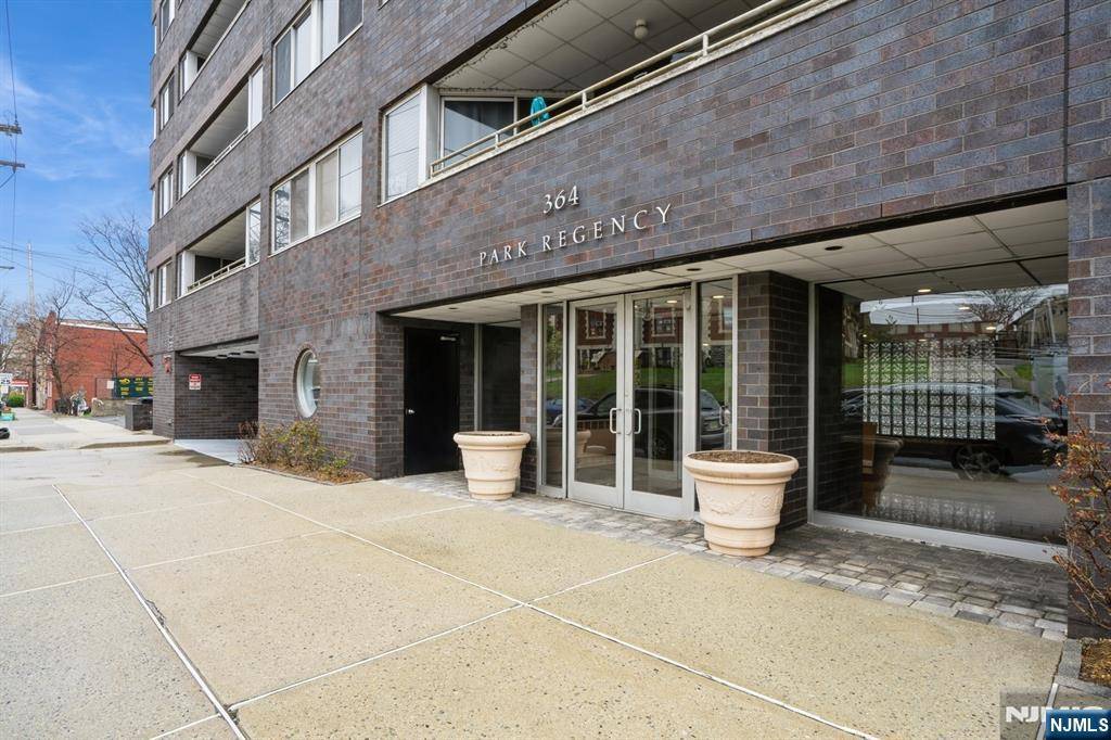 Cliffside Park, NJ 07010,364 Palisade AVE #4C