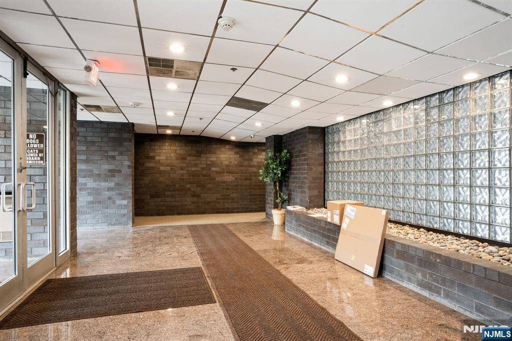 Cliffside Park, NJ 07010,364 Palisade AVE #4C