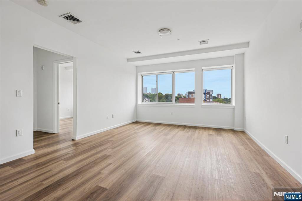 Fort Lee, NJ 07024,2 Executive #712