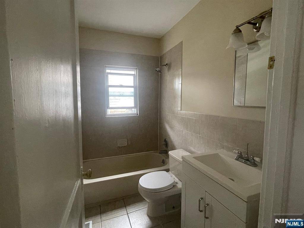 Little Ferry, NJ 07643,121 Washington AVE #2