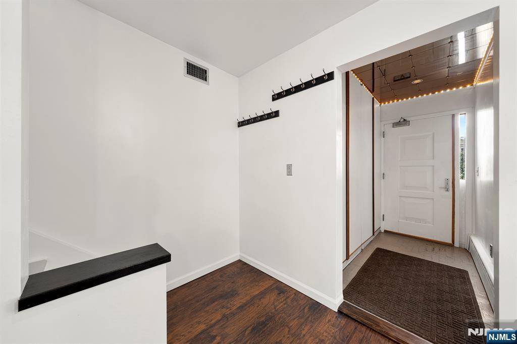 Ridgefield, NJ 07657,608 Bergen BLVD