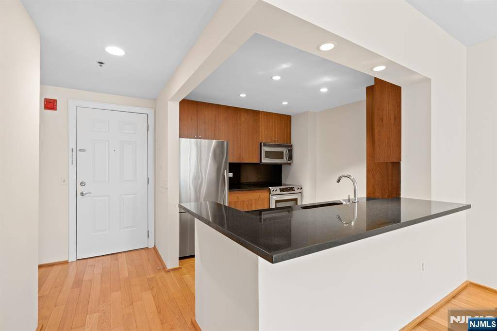Edgewater, NJ 07020,3117 City PL #3117