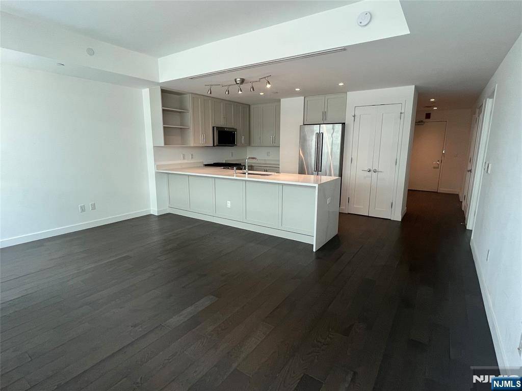 Weehawken, NJ 07086,800 Ave At Port Imperial #416