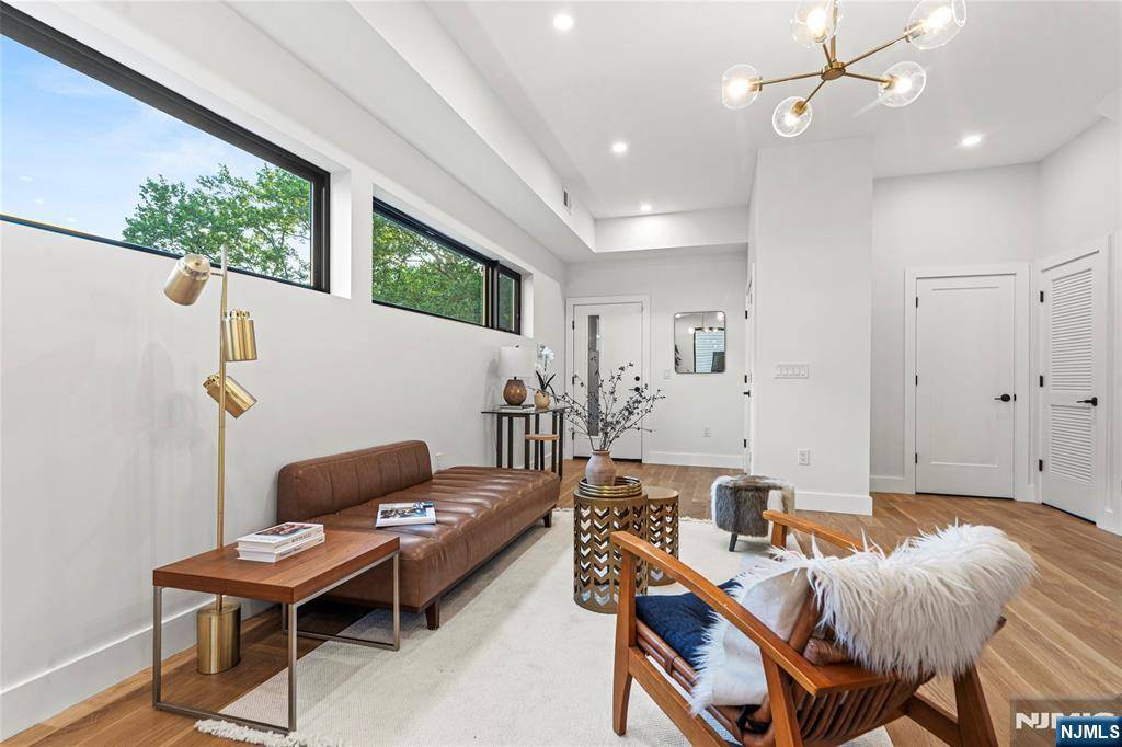Jersey City, NJ 07307,32 Hancock AVE #2