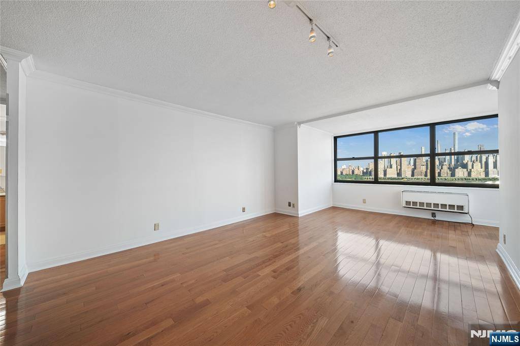 Guttenberg, NJ 07093,7002 Kennedy BLVD #20E