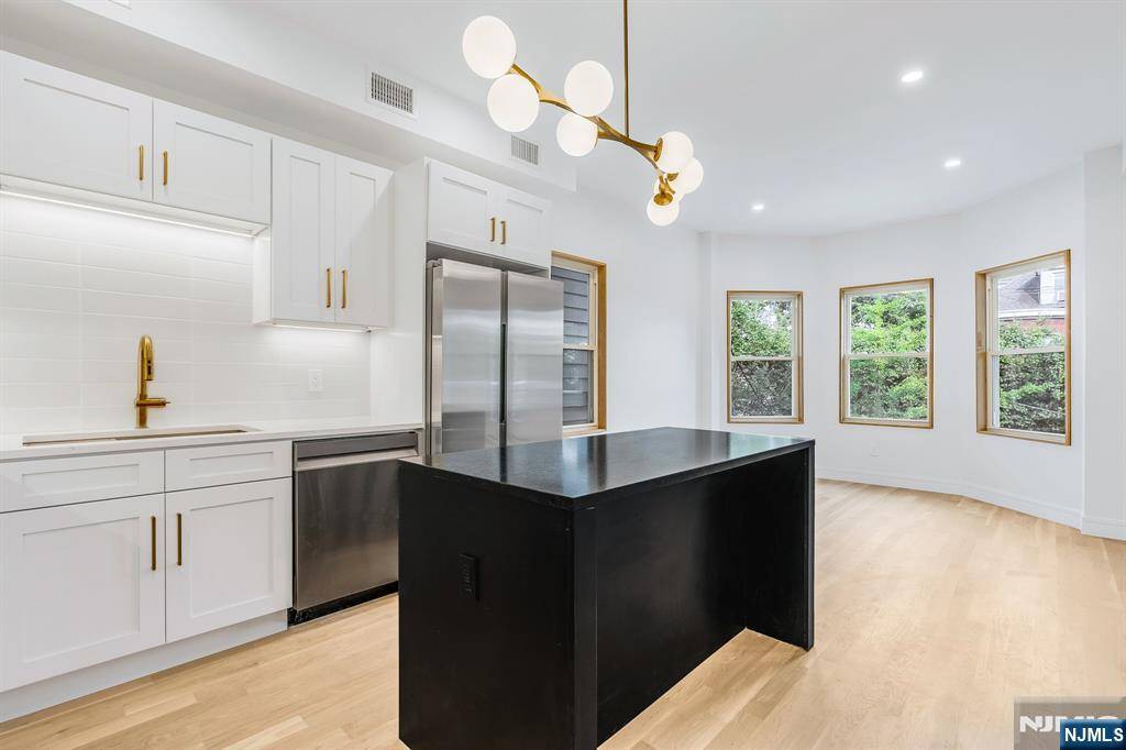 Weehawken, NJ 07086,3 Bonn PL #2