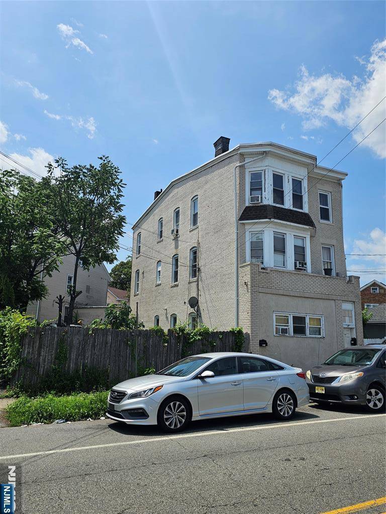 Paterson, NJ 07513,310-312 Vreeland AVE