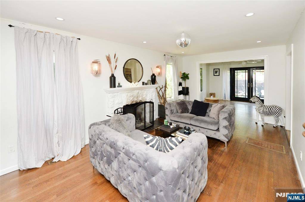 Teaneck, NJ 07666,770 Hartwell ST