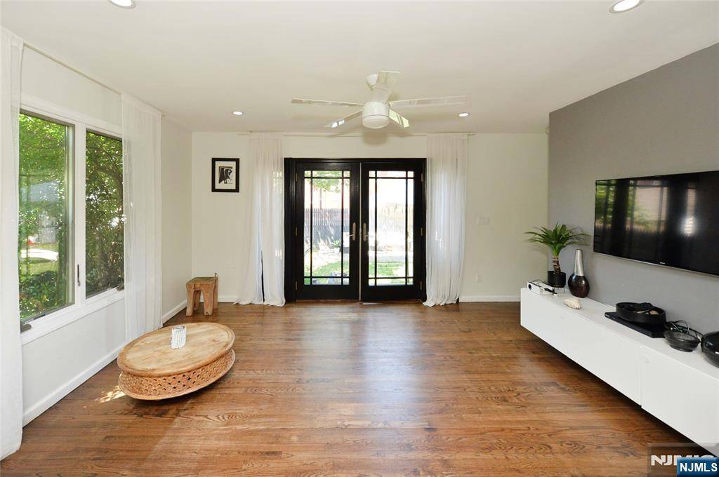 Teaneck, NJ 07666,770 Hartwell ST