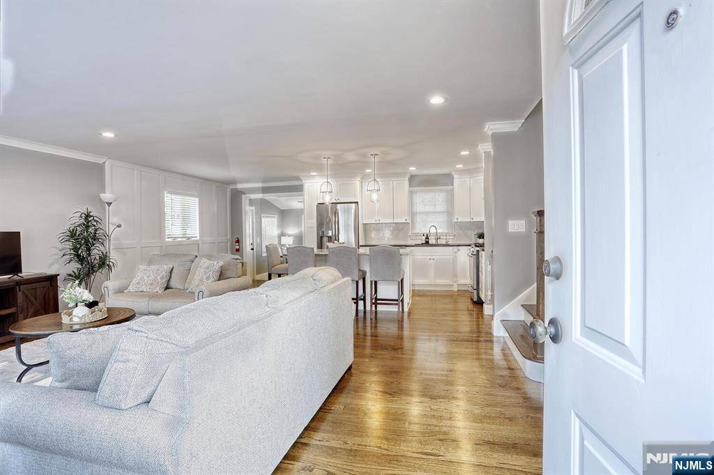 Waldwick, NJ 07463,36 Hemlock ST