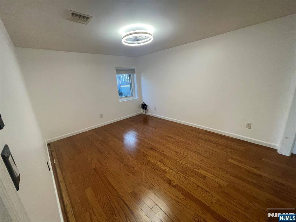 Lodi, NJ 07644,95 Arnot ST #1