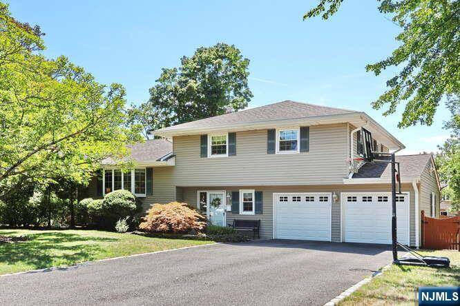 Westwood, NJ 07675,19 Lake DR
