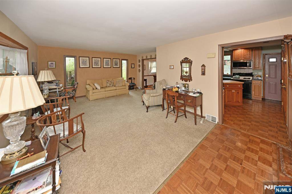Paramus, NJ 07652,89 Circle DR