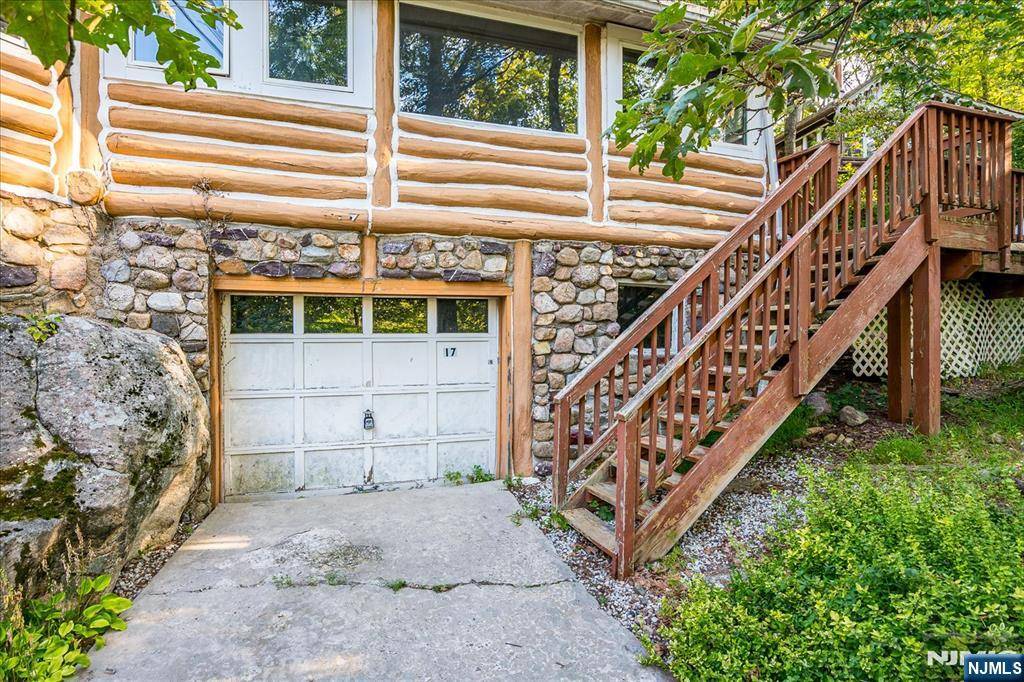 West Milford, NJ 07480,17 Pheasant LN
