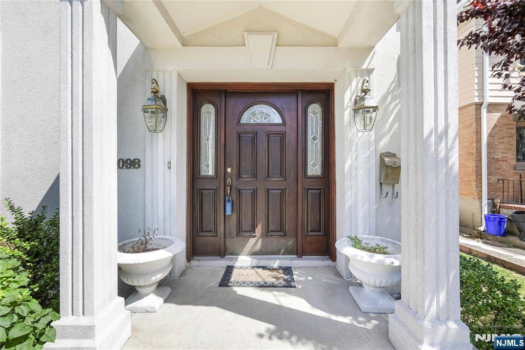 Fort Lee, NJ 07024,1098 Edgewood LN