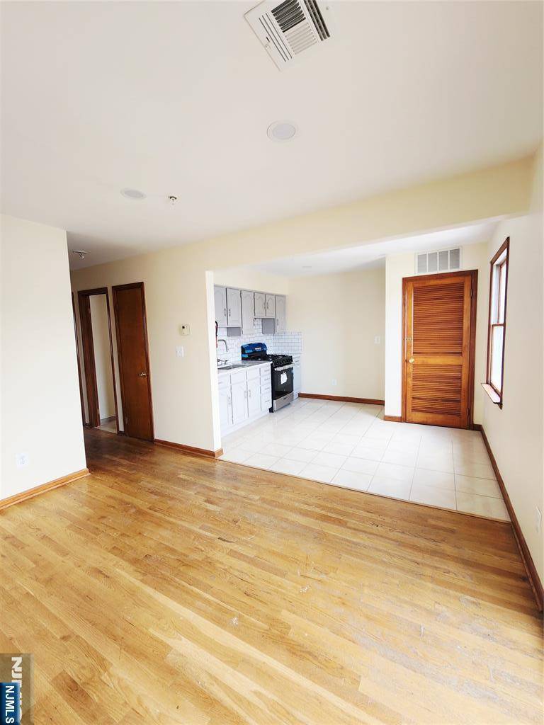 Newark, NJ 07105,696 Market ST #3