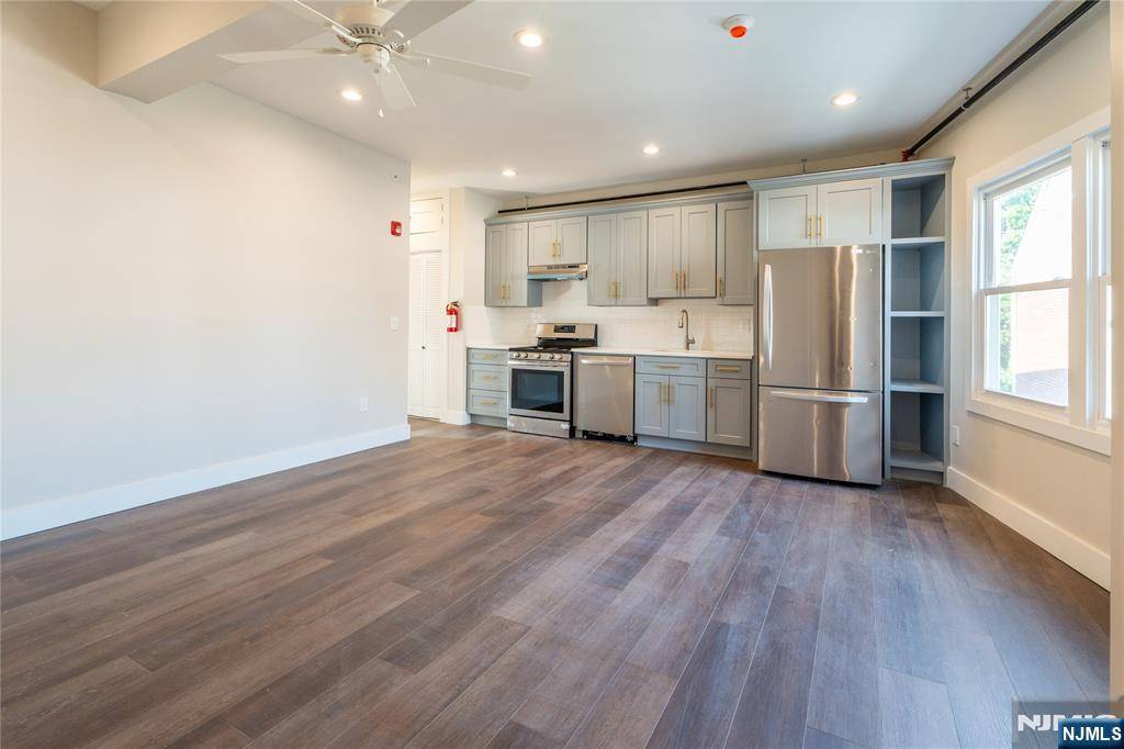 Maywood, NJ 07607,528 Oak AVE #C