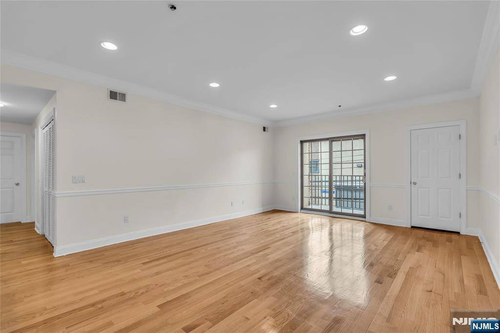 Newark, NJ 07114,30 Austin ST #202