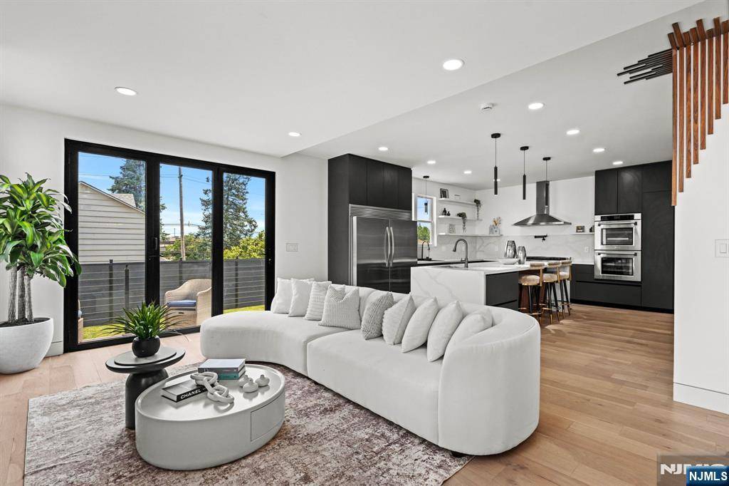 Rutherford, NJ 07070,33 Elycroft Pkwy