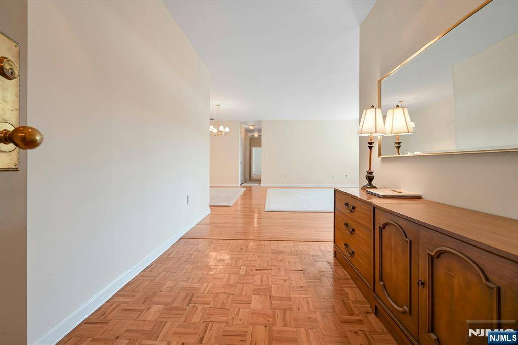 Tenafly, NJ 07670,27 W Clinton AVE #2-M