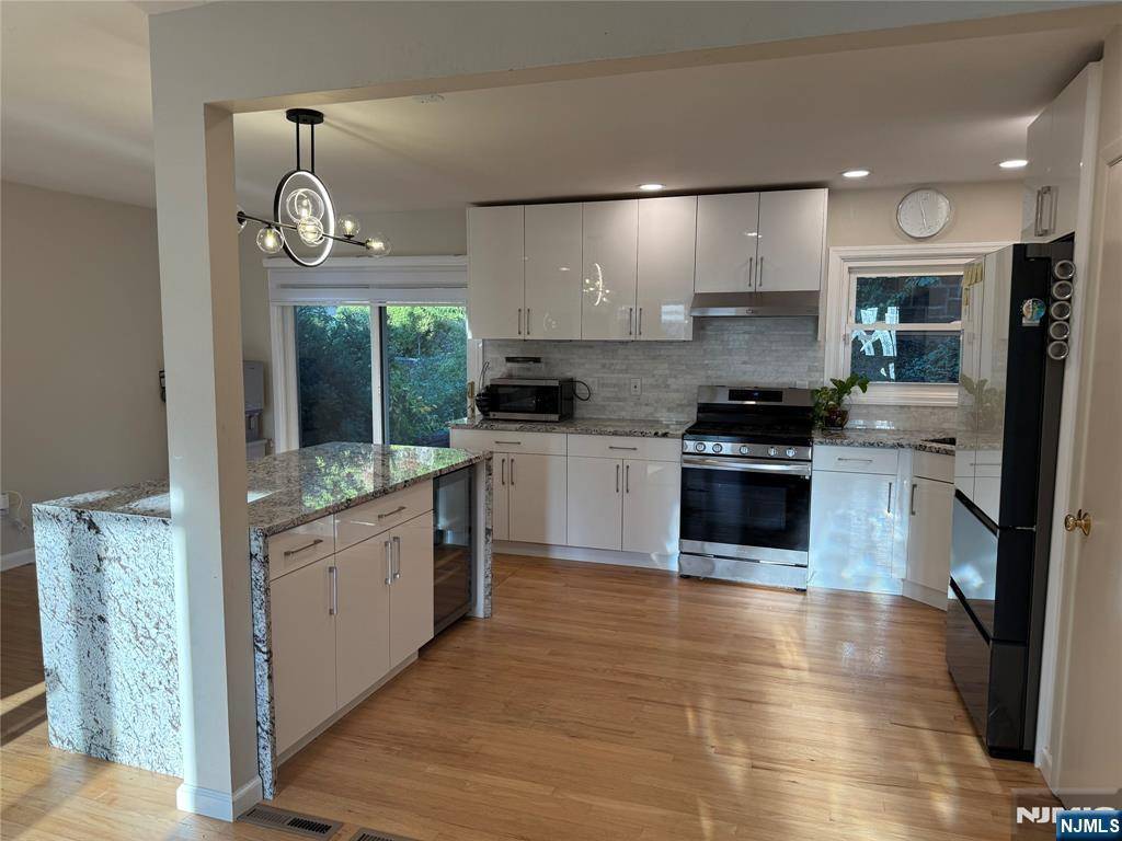 Palisades Park, NJ 07650,425 Northwood WAY