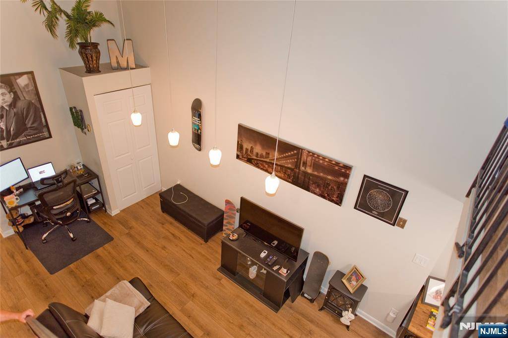 Edgewater, NJ 07020,18 Massa LN #C8