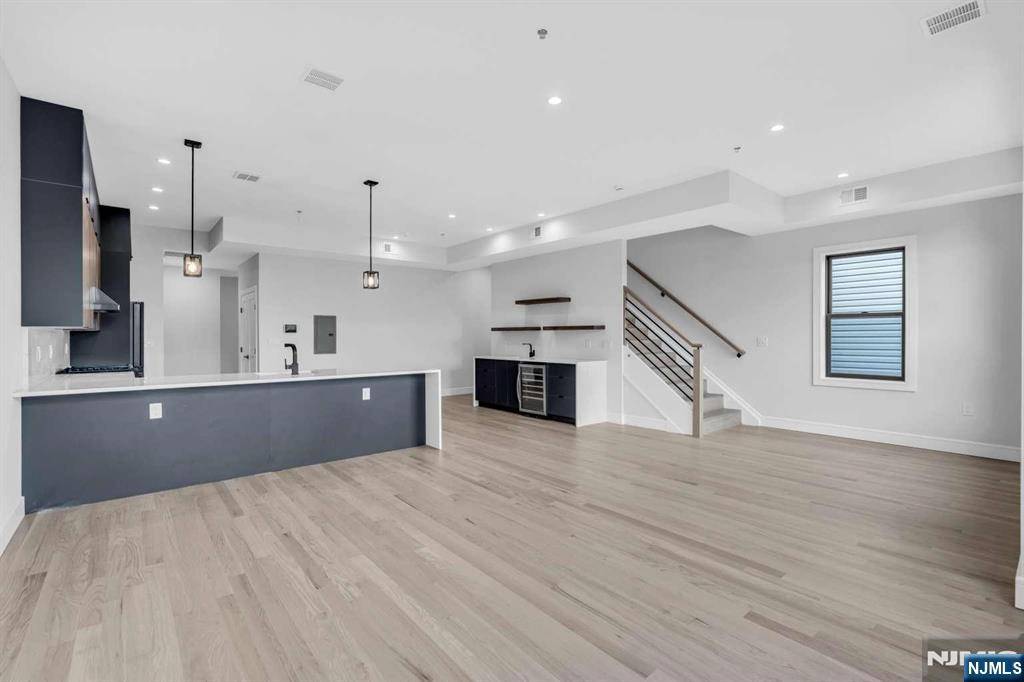 Jersey City, NJ 07306,165 Delaware AVE #3