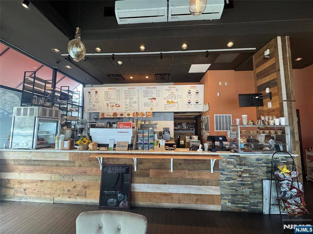 Palisades Park, NJ 07650,138 Central BLVD